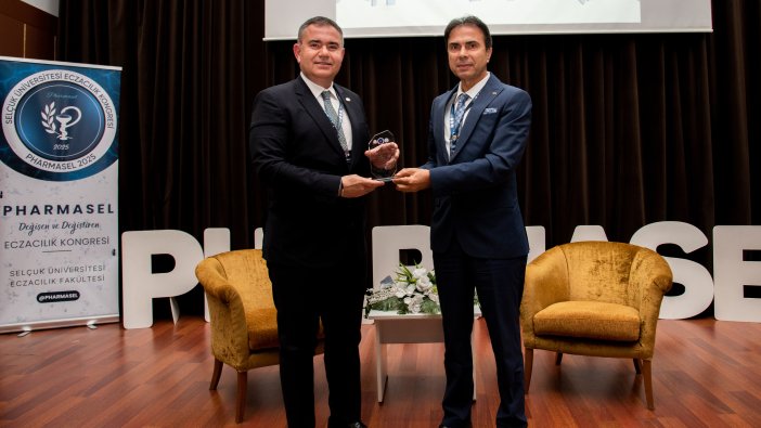 eczaciligin-gelecegi-selcuk-universitesinde-konusuluyor-001.jpg