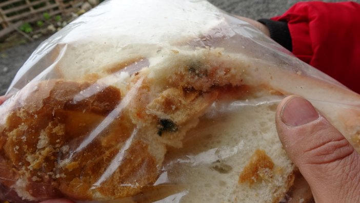 yoresel-ekmek-diye-aldi-paketi-acinca-hemen-sikayetci-oldu-002.jpg