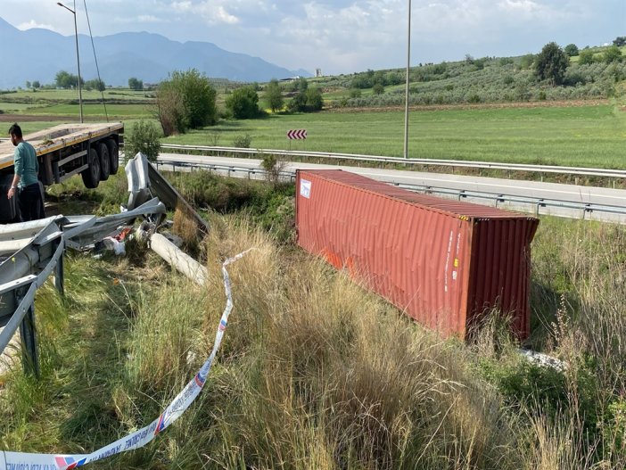 tir-otoyolda-devrildi-surucu-oldu.jpeg