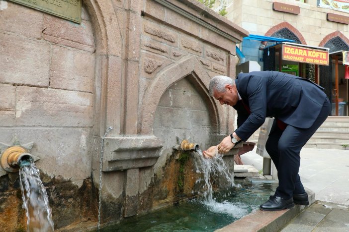 konya-valisi-akin-sultan-cesmesinden-su-icti.jpg