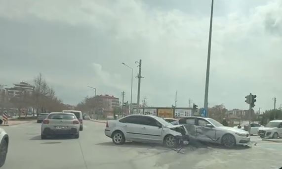 konyada-iki-otomobil-kavsakta-carpisti-2-yarali-001.jpg