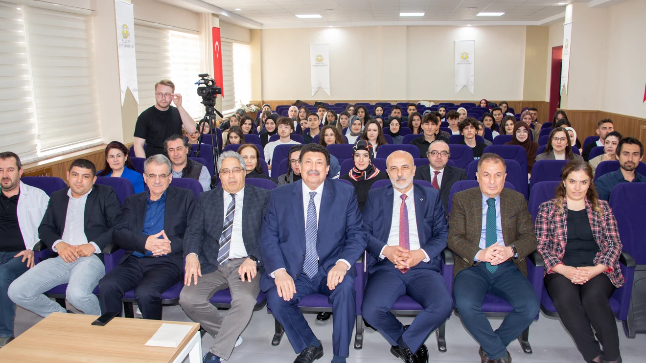 selcuk-universitesinde-kimya-ogrencileri-beyaz-onluk-giydi-001.webp