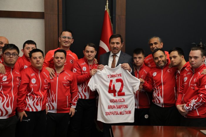 milli-takim-ve-karatay-belediyespor-ayni-sahada.jpg