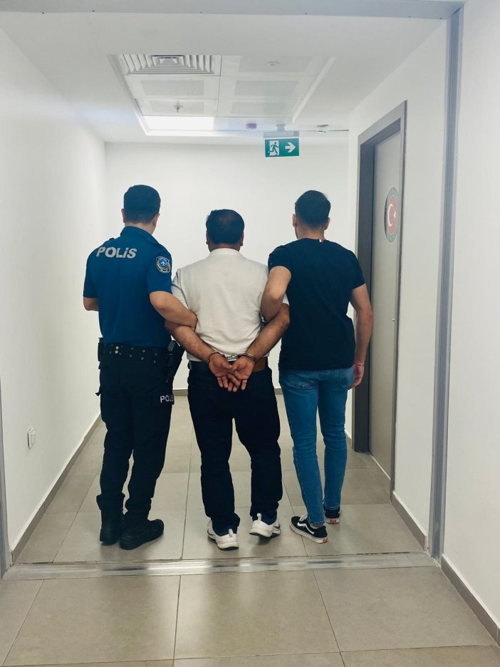 kirmizi-bultenle-aranan-hukumlu-havalimaninda-yakalandi-001.jpg