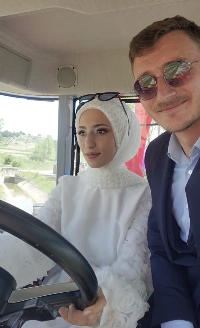gelinligini-giydi-traktorun-direksiyonuna-gecti.jpg