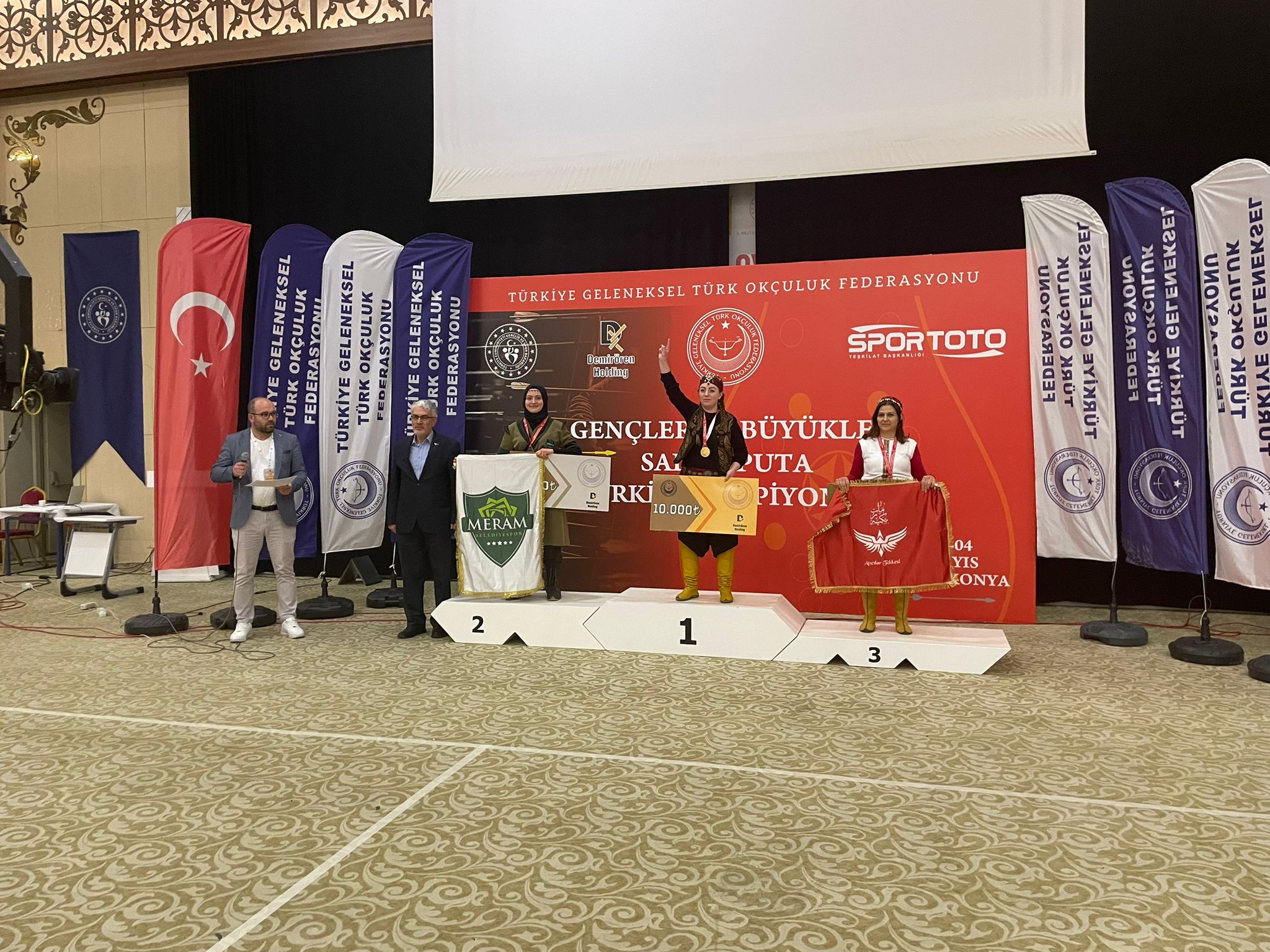 meram-kursuye-ambargo-koydu-ayse-humeyra-koctan-turkiye-rekoru.jpeg