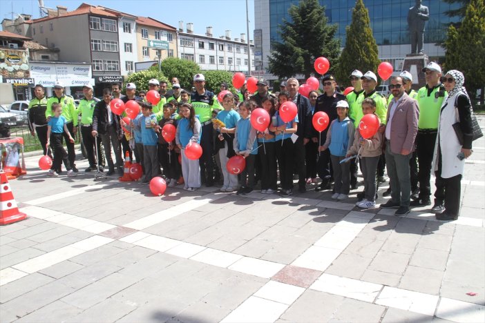 beysehirde-ogrenciler-trafik-haftasi-etkinliklerine-katildi.jpg