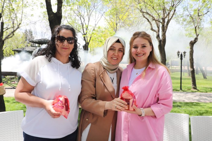 konyada-kadin-calisanlara-anneler-gunu-surprizi-003.jpg