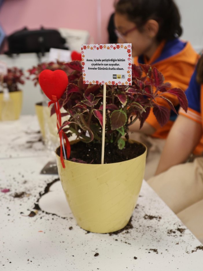 konyada-ogrenciler-annelerini-yaprak-guzeliyle-sevindirdi-001.jpg