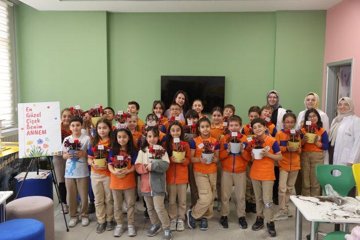 konyada-ogrenciler-annelerini-yaprak-guzeliyle-sevindirdi.jpg