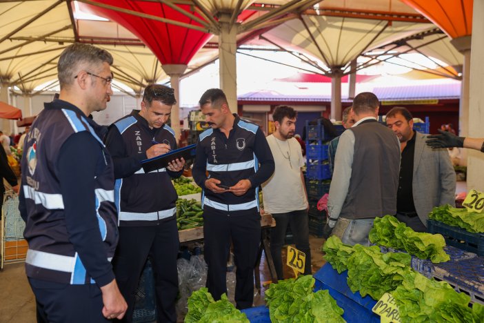 konyada-yogunlugun-arttigi-pazarlarda-fahis-fiyat-ve-hijyen-denetimi-002.jpg