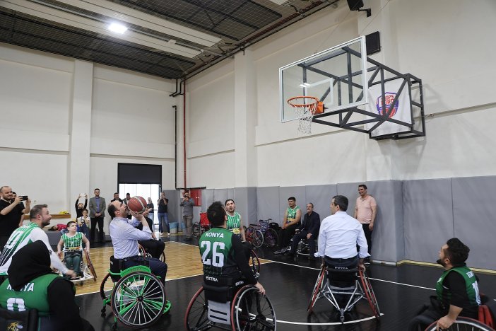 baskan-altay-tekerlekli-sandalyeye-oturdu-basketbol-oynadi-001.jpg