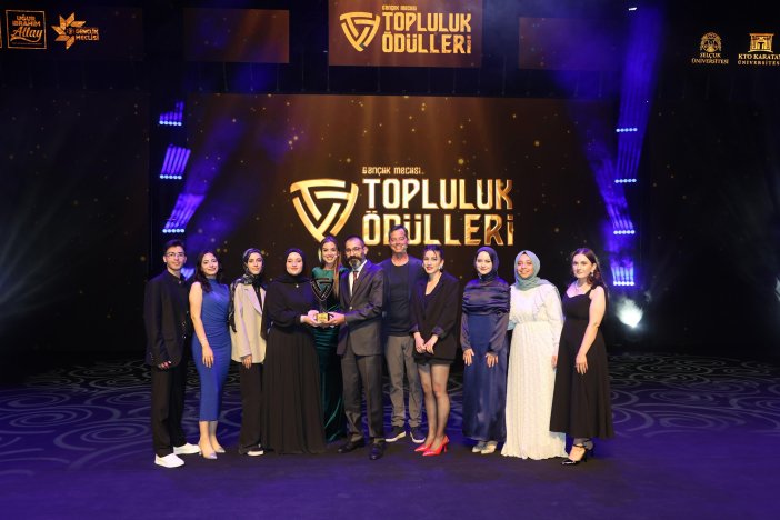 konyayi-genclik-coskusu-sardi-en-basarili-topluluklar-odullendirildi-005.jpg