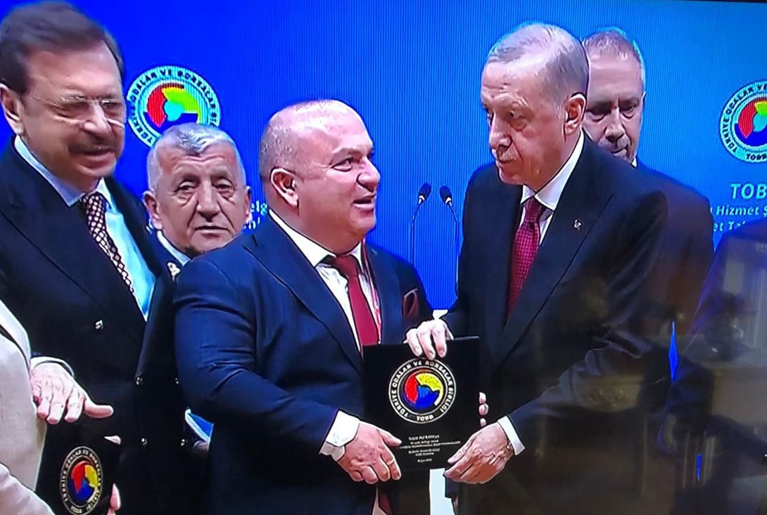 konyali-is-insani-ali-kayaya-buyuk-onur-cumhurbaskani-erdoganin-elinden-aldi.jpeg