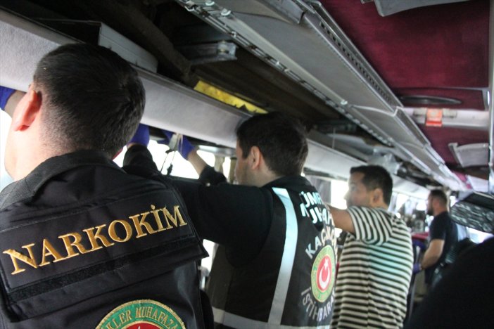turkiyeye-zehir-tasiyordu-otobuste-77-kilo-uyusturucu-bulundu.jpg
