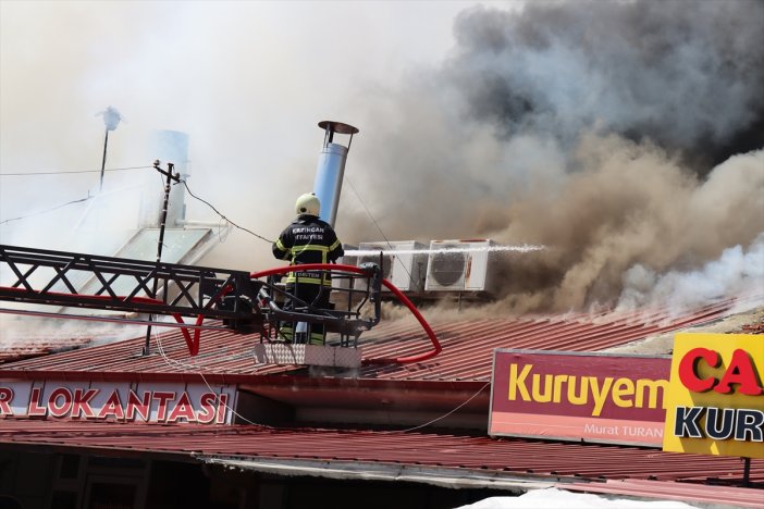 catida-baslayan-yangin-20-isyerine-sicradi-002.jpg