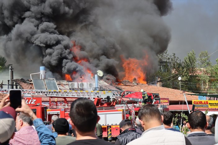 catida-baslayan-yangin-20-isyerine-sicradi.jpg