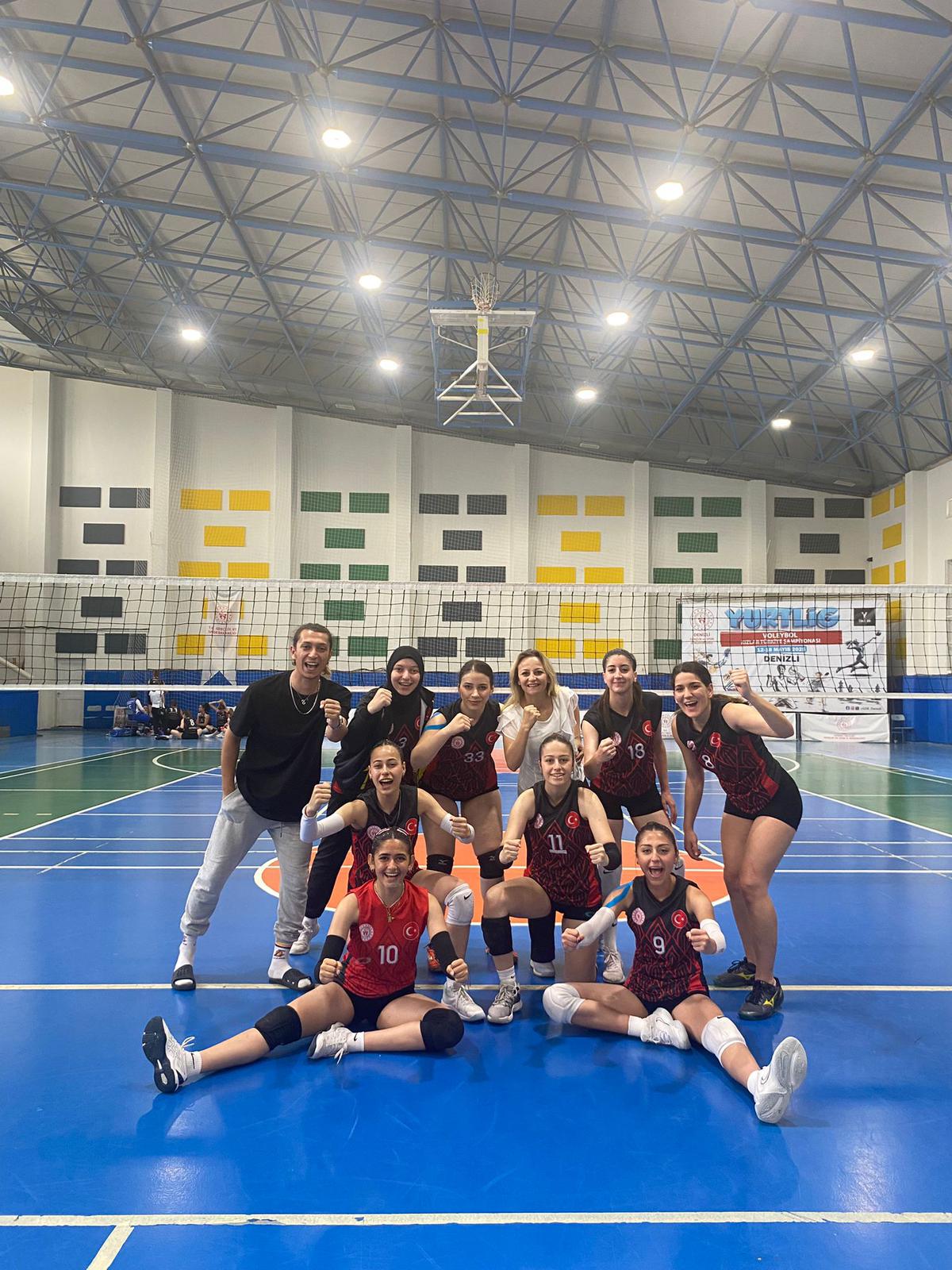 konya-kiz-voleybol-takimi-turkiye-ikincisi-oldu.jpeg