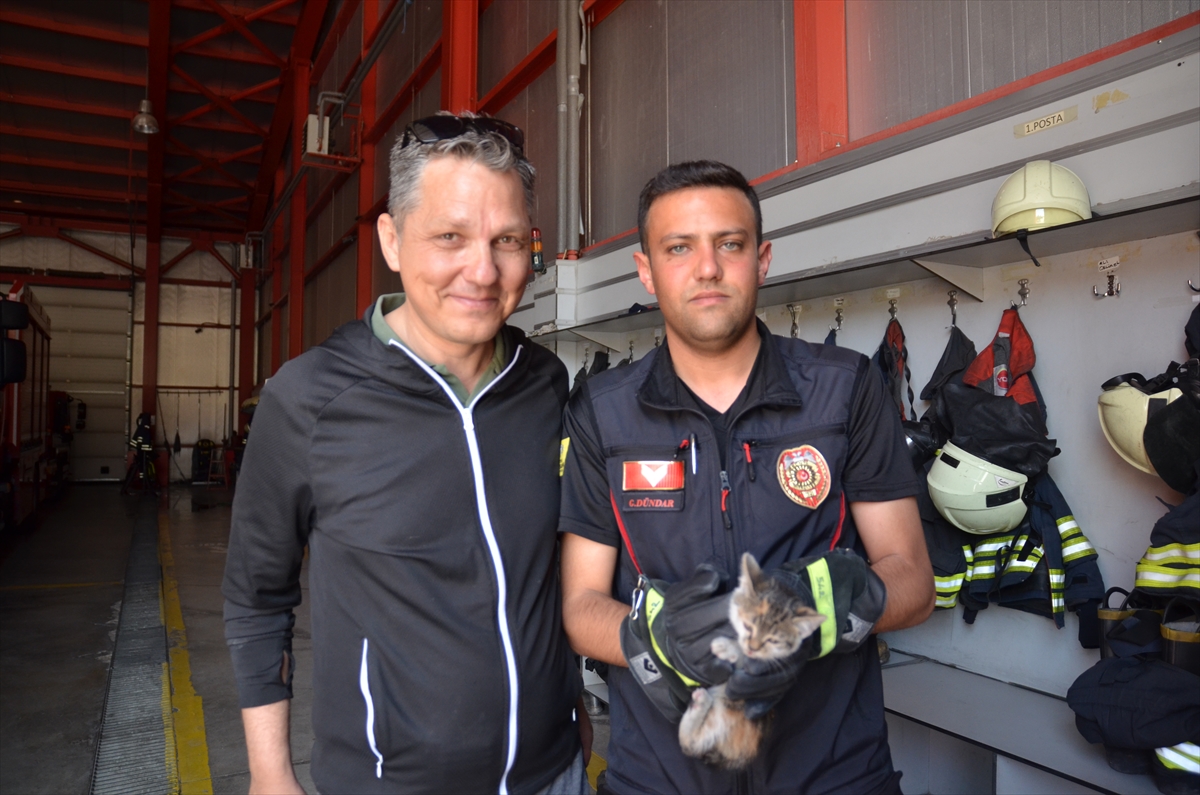 konyada-yavru-kediyi-kurtaran-itfaiyeci-konustu-001.jpg