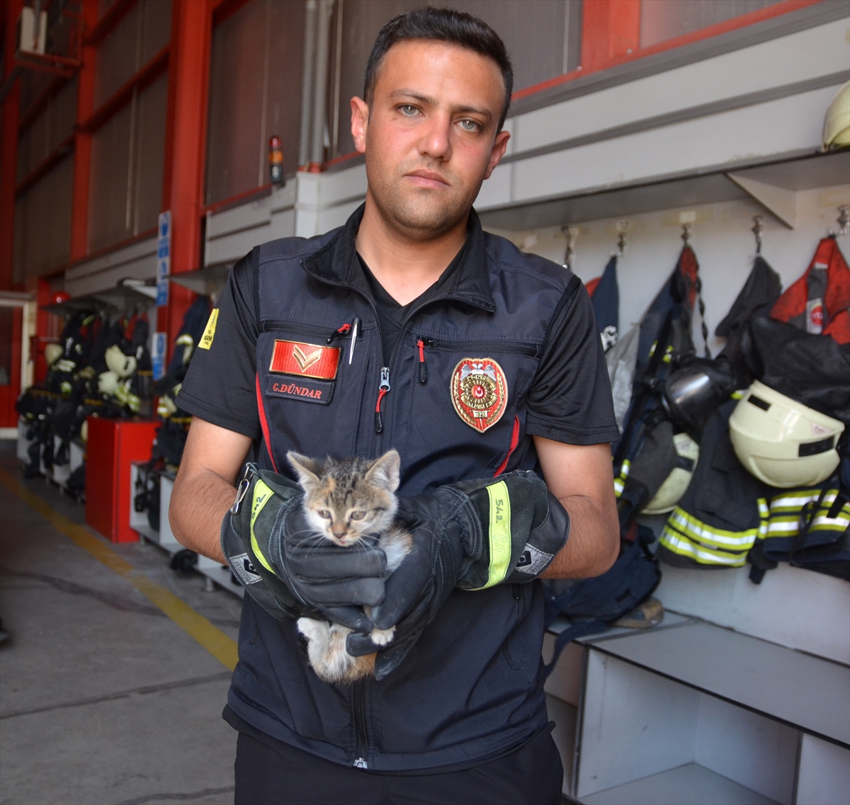 konyada-yavru-kediyi-kurtaran-itfaiyeci-konustu.jpg