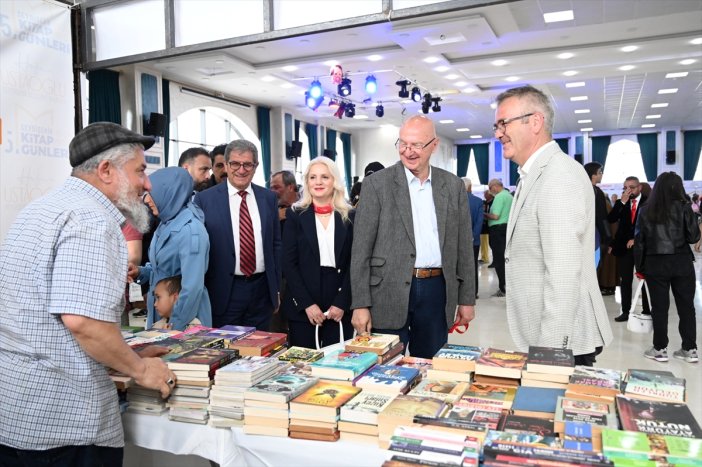 seydisehirde-kitapseverlerin-bekledigi-gun-geldi.jpg