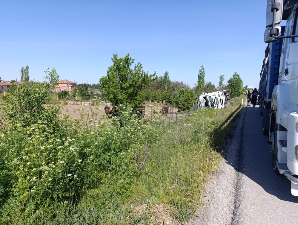 yine-kactilar-konya-yolunda-angus-yuklu-tir-devrildi-001.jpg