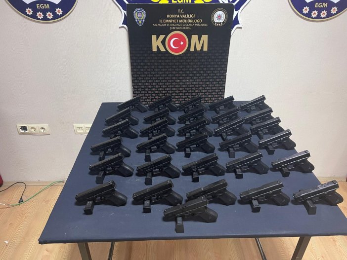 konyada-silah-kacakcilari-cok-sayida-tabanca-ile-yakalandi.jpeg