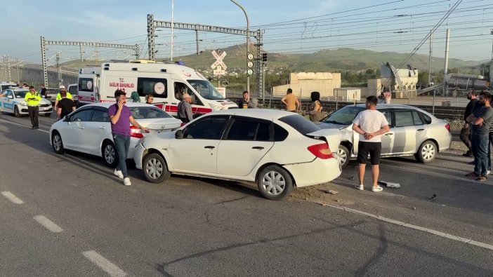 zincirleme-trafik-kazasi-4-yarali.jpg
