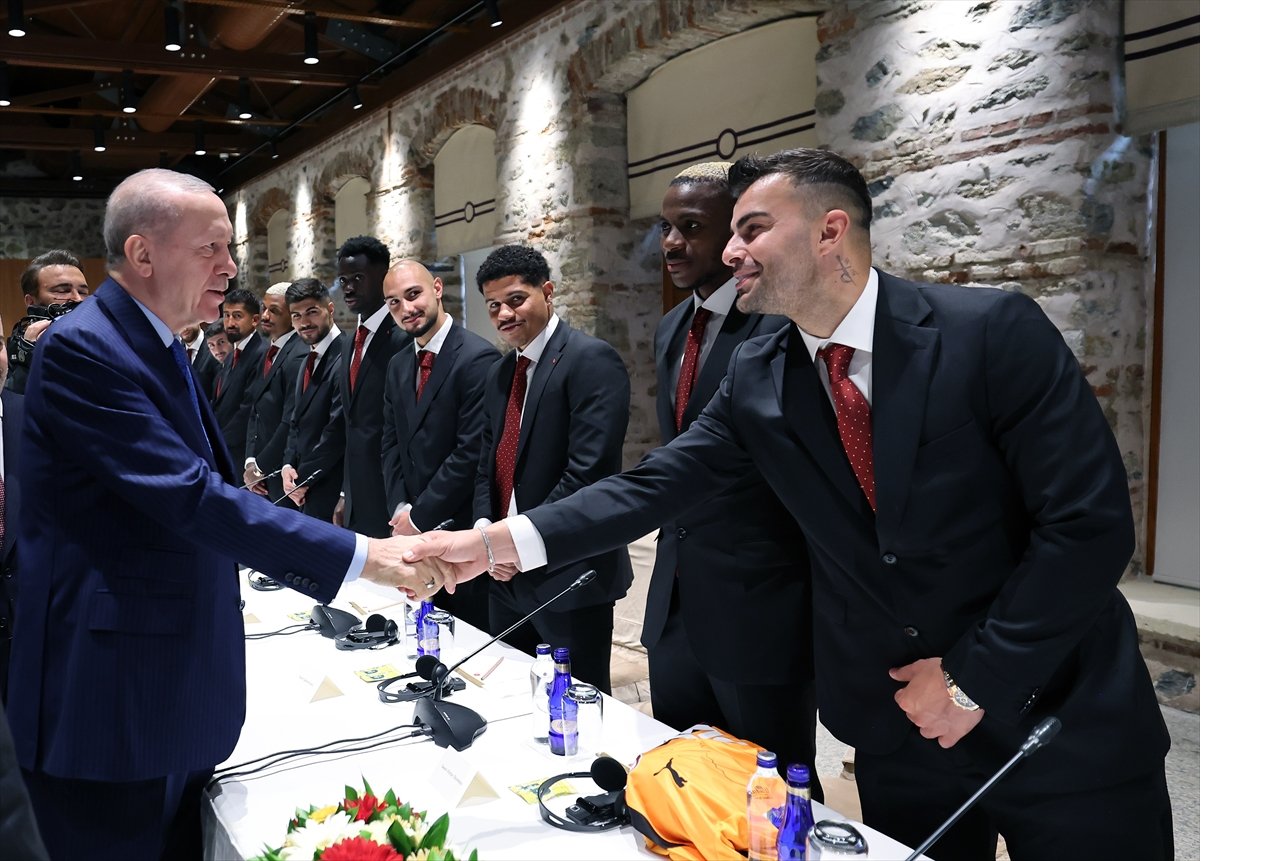 cumhurbaskani-erdogana-osimhen-ve-muslera-formasi-002.jpg
