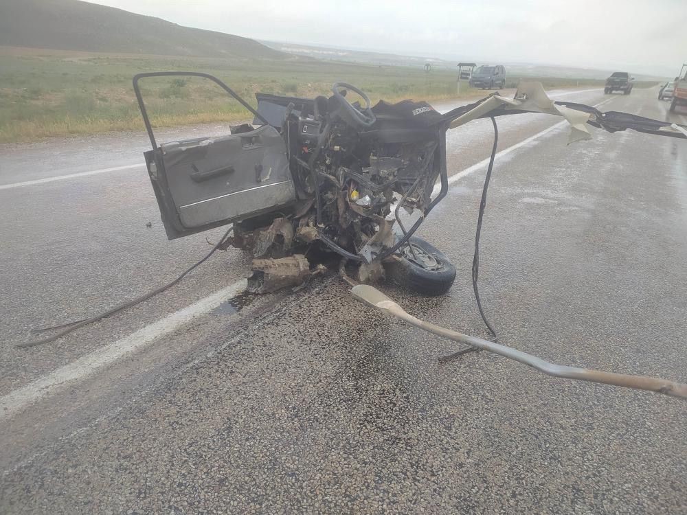 konya-yolunda-tirla-carpisan-otomobil-ikiye-bolundu-surucu-oldu-001.jpg