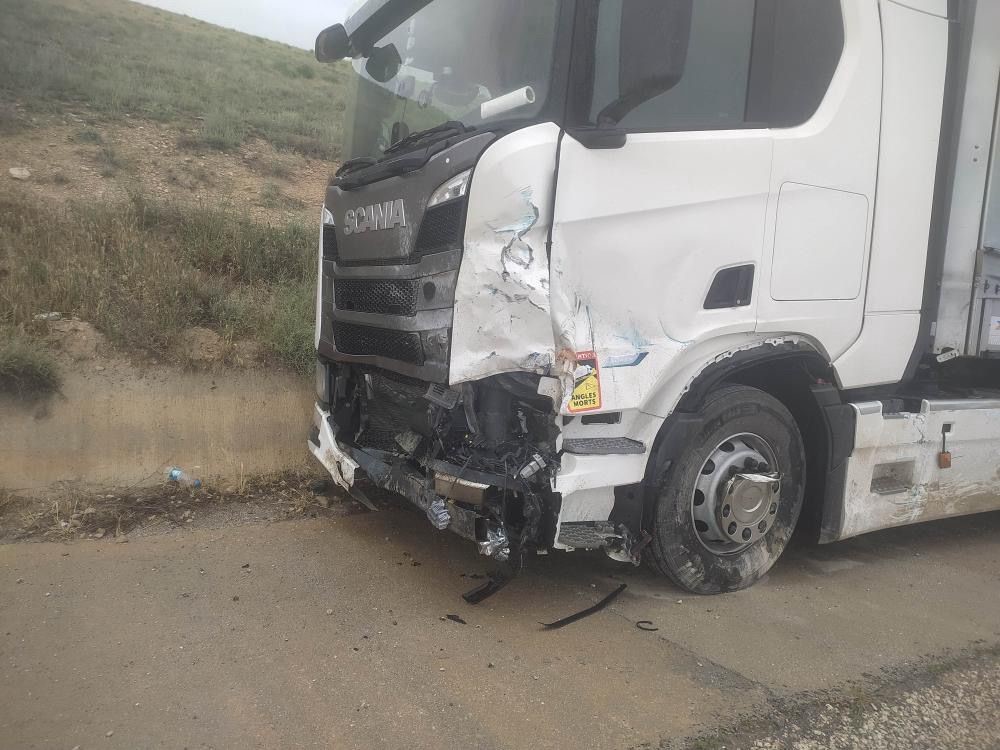 konya-yolunda-tirla-carpisan-otomobil-ikiye-bolundu-surucu-oldu-002.jpg