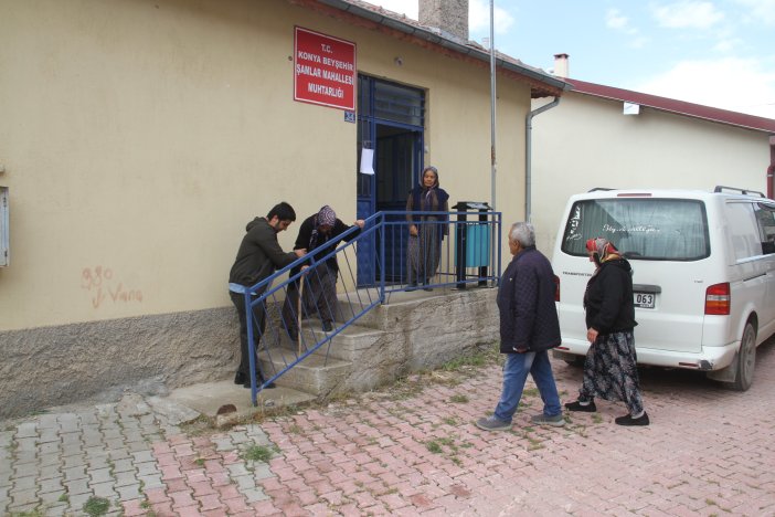 konyada-mahalle-sakinleri-sandik-basinda-001.jpg