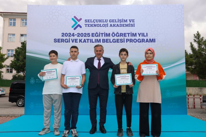 ogrenciler-sertifikasini-aldi-selcukluda-egitim-yili-tamamlandi-002.jpg
