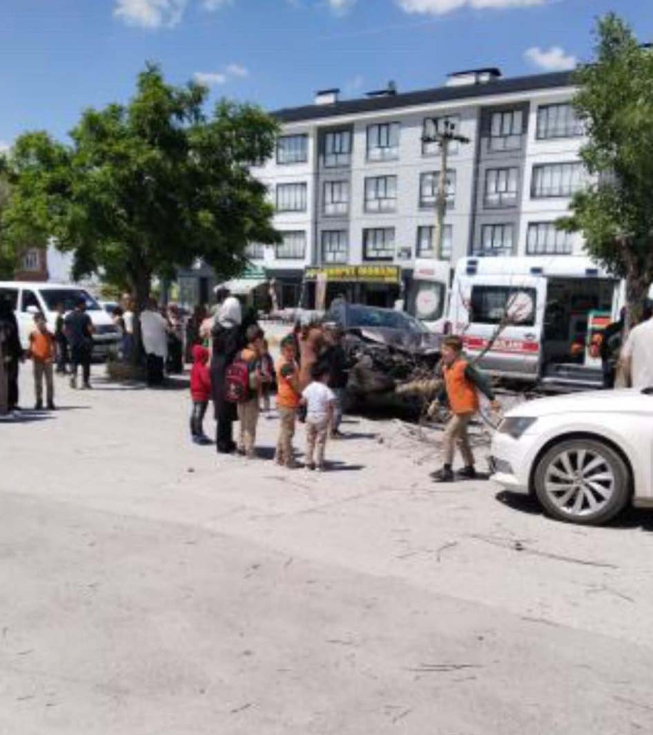 konyada-iki-otomobil-carpisti-10-yarali-var.jpeg