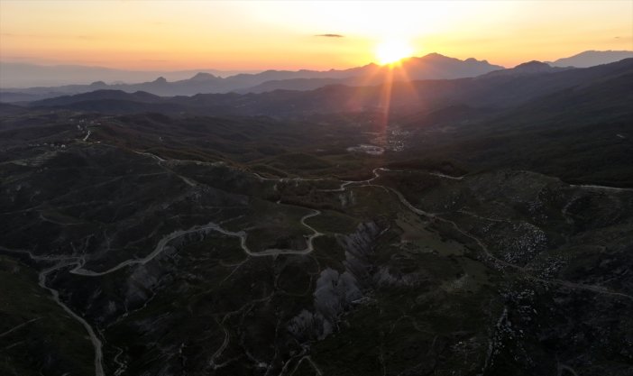 konyadan-kivrimli-yollarla-denize-uzanan-yolculuk-dronla-goruntulendi.jpg