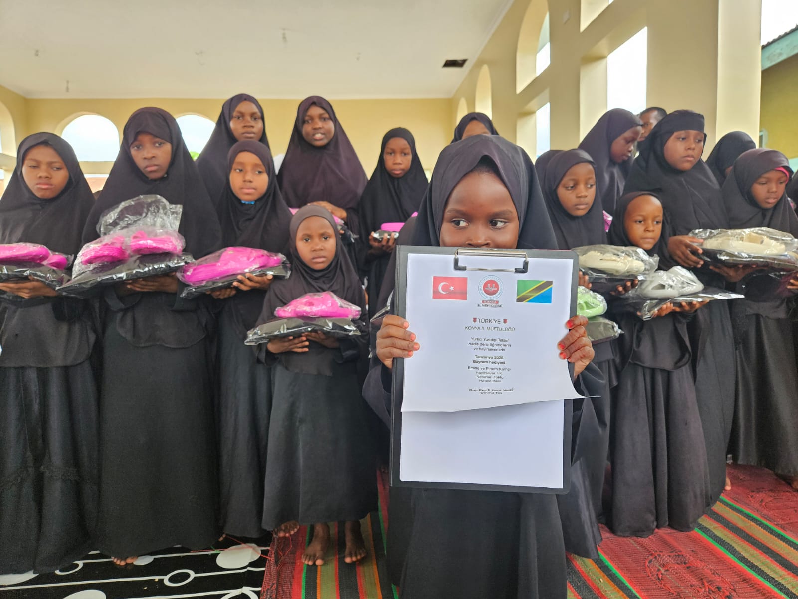 tanzanyada-yetim-ogrencilere-konyadan-bayram-sevinci-002.jpg