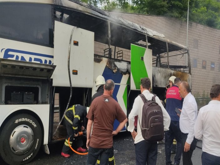 seyir-halindeki-yolcu-otobusu-alev-alev-yandi-002.jpg