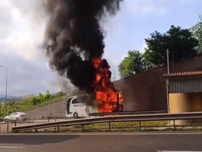 seyir-halindeki-yolcu-otobusu-alev-alev-yandi.jpg