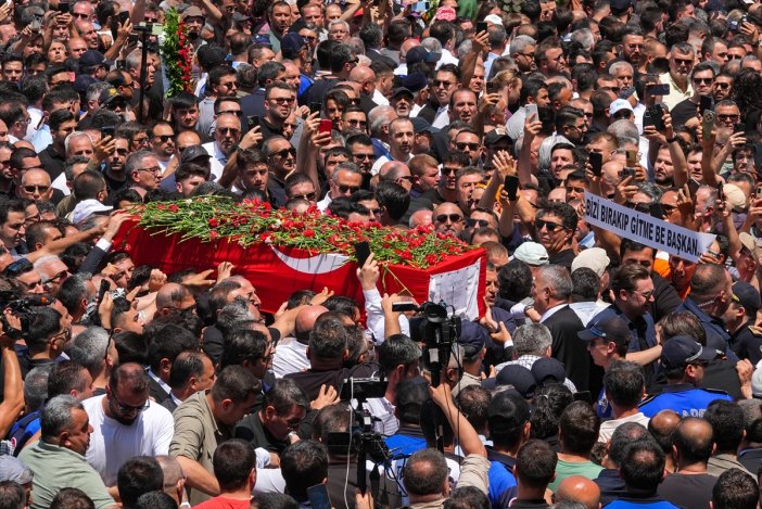 binlerce-kisi-saf-tuttu-ferdi-zeyrek-son-yolculuguna-ugurlandi.jpg