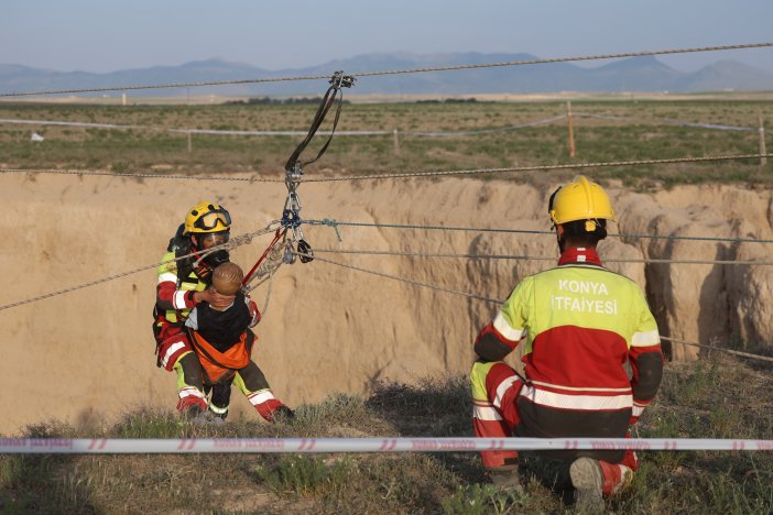 konyada-gerilim-dolu-anlar-30-metrelik-obrukta-dakikalarla-yaristilar.jpg