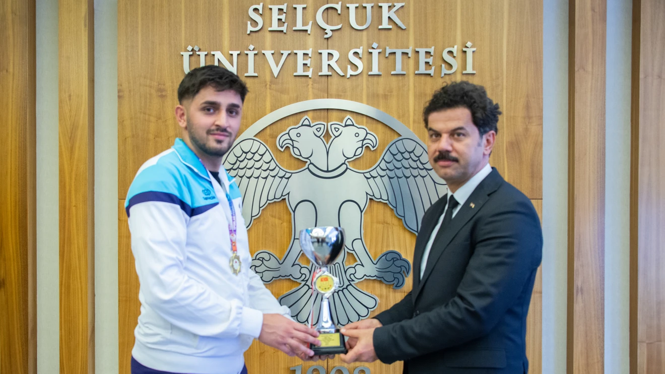 selcuk-universitesi-futbol-takimi-avrupa-sampiyonasi-yolunda-001.webp