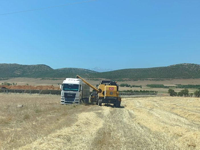 beysehir-ve-huyukte-arpa-hasadi-basladi.jpg