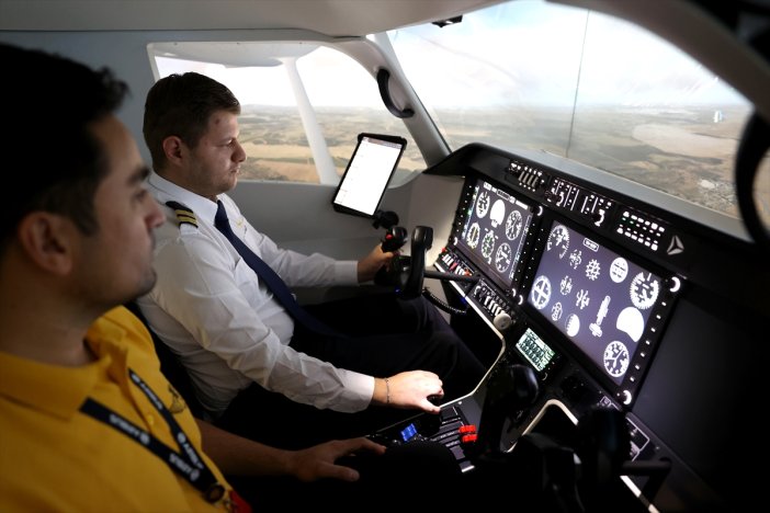 konyada-pilot-adaylari-gercek-zamanli-ucus-deneyimi-yasiyor-001.jpg