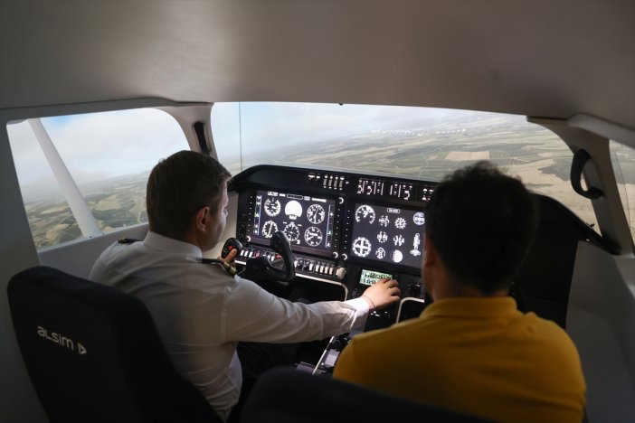 konyada-pilot-adaylari-gercek-zamanli-ucus-deneyimi-yasiyor-002.jpg
