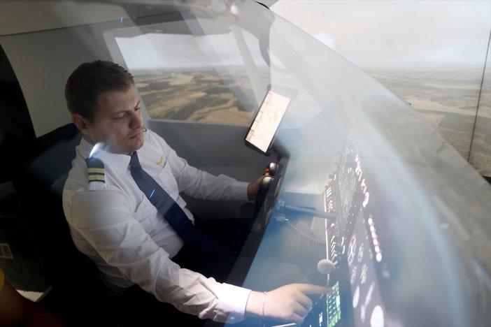 konyada-pilot-adaylari-gercek-zamanli-ucus-deneyimi-yasiyor-003.jpg