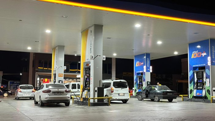 konyada-akaryakit-istasyonlarinda-zam-yogunlugu-001.jpeg