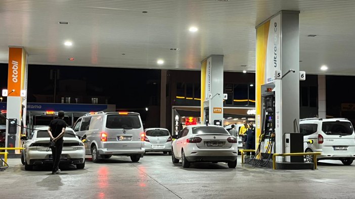 konyada-akaryakit-istasyonlarinda-zam-yogunlugu-003.jpeg