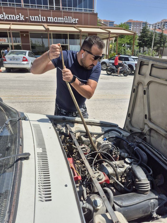 yolda-giderken-garip-sesler-duydu-kaputu-acinca-goz-goze-geldi-001.jpg