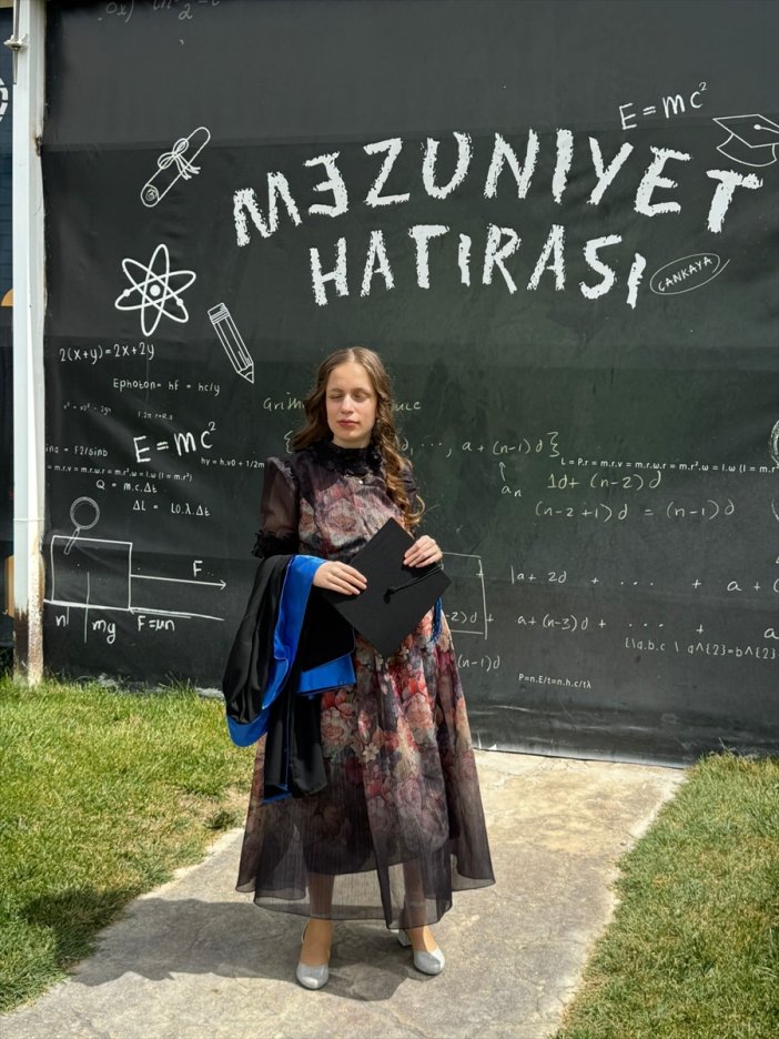 konyada-anne-sevgisi-mucizeyi-yasatti-sirtinda-tasidigi-kizi-mezun-oldu-004.jpg