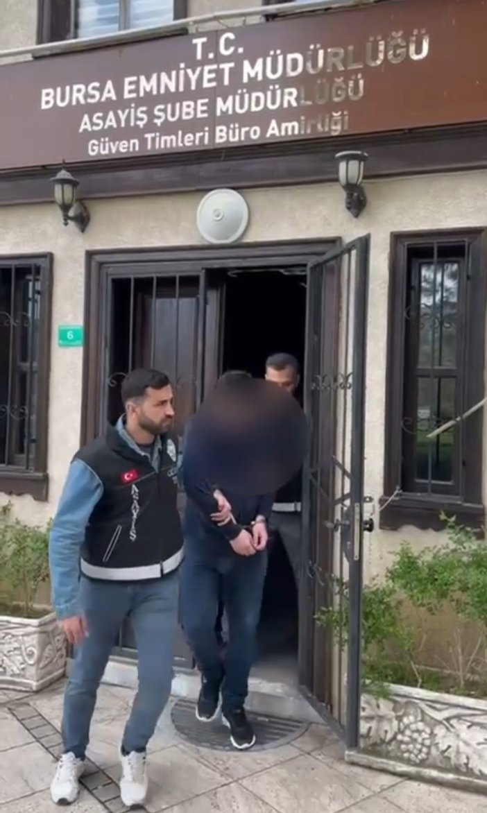 bursada-18-suc-kaydi-bulunan-45-yasindaki-sahis-pazar-alisverisi-yaparken-yakalandi-ifadesinde-pazara-ciktim-diyen-supheli-sevk-edildigi-adliyede-cikarildigi-mahkemece-4-yil-5-ay-22-gun-ceza-alarak-tutuklandi.jpg